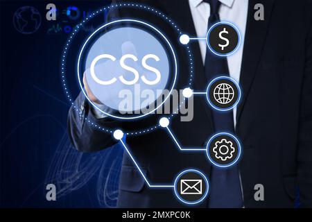 Web-Entwicklung. Mann, der CSS-Tasten auf virtuellem Bildschirm verwendet, Nahaufnahme Stockfoto