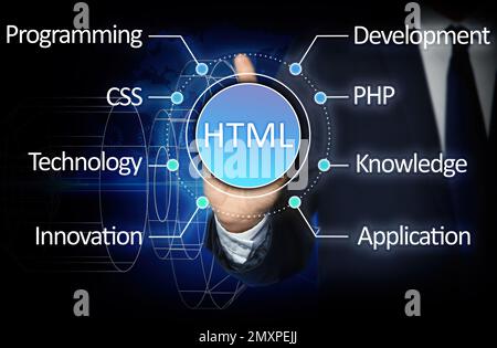 Web-Entwicklung. Mann nahe virtuellem Bildschirm mit Plan, Nahaufnahme Stockfoto
