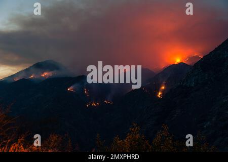 Aus der Vogelperspektive sehen Sie wunderschöne Berge, die im Feuer brennen Stockfoto