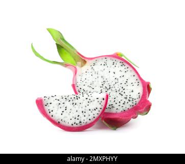 Köstliche geschnittene Drachenfrucht (Pitahaya) auf weißem Hintergrund Stockfoto