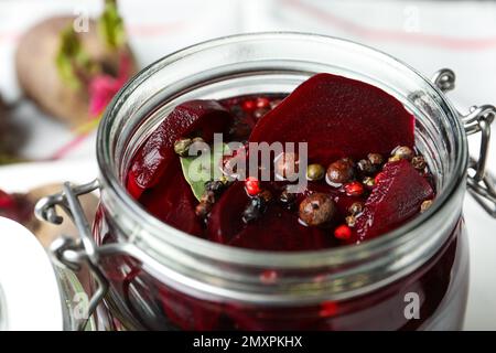 Eingelegte Rüben in einem Glaskonservenbehälter auf dem Tisch, Nahaufnahme Stockfoto