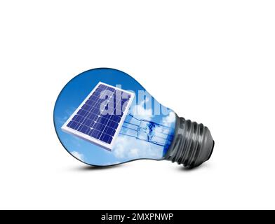 Alternative Energiequelle. Glühlampe mit Solarmodul auf weißem Hintergrund Stockfoto