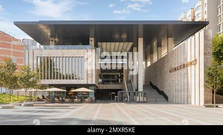 Istanbul, Türkei, 2 2022. September: Hintereingang des Atatürk Kulturzentrums, oder Atatürk Kultur Merkezi, abgekürzt AKM, einer Konzerthalle, Theater- und Kulturzentrum am Taksim-Platz, Beyoglu Stockfoto