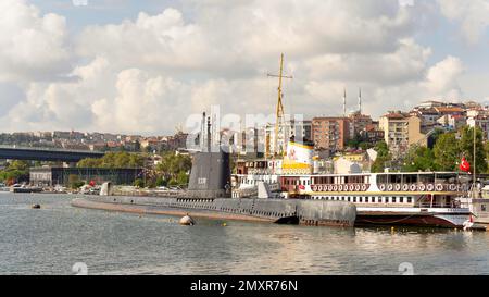 Blick auf das Goldene Horn, mit U-Boot S 338, Fenerbahce-Fähre und Golden Horn Bridge am anderen Ende, Halicioglu Viertel Beyoglu, Istanbul, Türkei Stockfoto