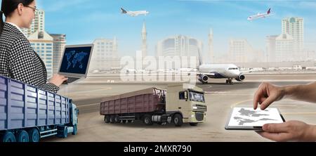 Logistikkonzept. Menschen mit Notebook und Tablet, Bannerdesign. LKWs und Gebäude auf Hintergrund Stockfoto