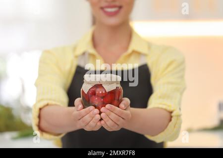 Frau mit eingelegtem Gemüse in der Küche, Nahaufnahme Stockfoto