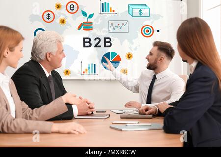 Businesstrainer hält Vortrag im Konferenzraum Stockfoto