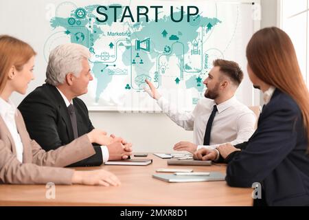 Businesstrainer hält Vortrag im Konferenzraum Stockfoto