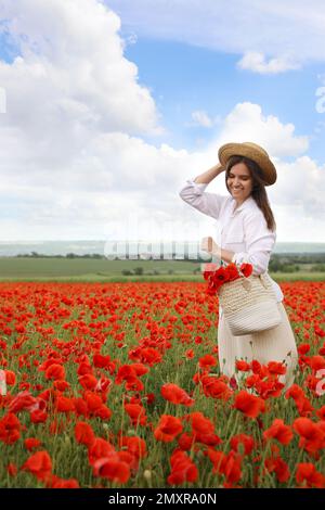 Eine Frau mit Handtasche und Mohnblumen auf einem wunderschönen Feld