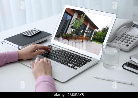 Geschäftsfrau oder Immobilienmaklerin, die sich online ein Immobilienportfolio ansieht, eine Nahaufnahme Stockfoto