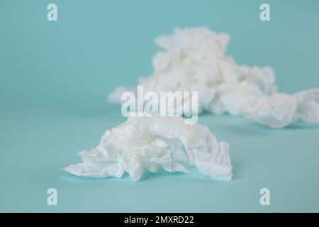 Gebrauchte Papiertücher auf hellblauem Hintergrund, Nahaufnahme Stockfoto