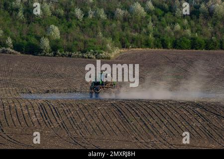 Traktor Spray Dünger Sprühen Pestizide auf grünes Feld, Landwirtschaft Hintergrund Konzept. Stockfoto