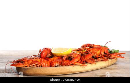Köstliche gekochte Flusskrebse auf einem Holztisch vor weißem Hintergrund Stockfoto