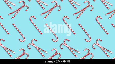 Muster weihnachtlicher Zuckerstangen auf hellblauem Hintergrund, Draufsicht. Bannerdesign Stockfoto