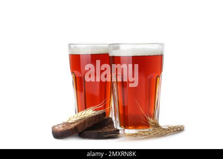 Köstlicher Kavass, Brot und Stacheln auf weißem Hintergrund Stockfoto