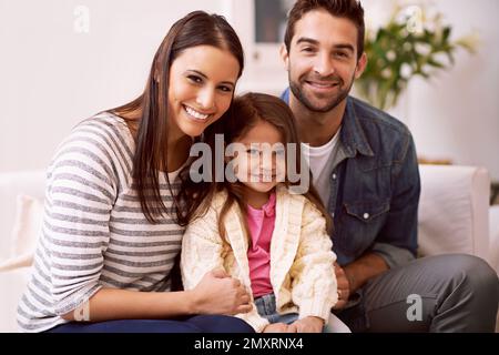 Am glücklichsten sind die, die Familie haben. Porträt einer glücklichen Familie, die zu Hause Zeit miteinander verbringt. Stockfoto