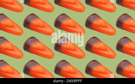 Leckere Süßigkeiten aus Gelee auf blassgrünem Hintergrund. Musterkonstruktion Stockfoto