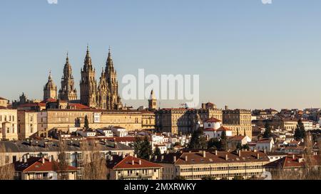 Santiago de Compostela, Spanien. Panoramablick auf die Altstadt bei Sonnenuntergang von Monte Pio, mit der Kathedrale von Saint James Stockfoto