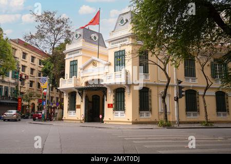 Hanoi, Vietnam, Januar 2023. Außenansicht der Polizei des Stadtteils Hoan Kiem im Stadtzentrum Stockfoto