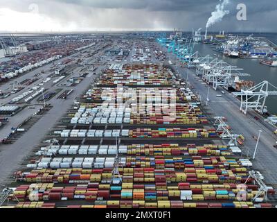 Rotterdam, 19. Januar 2023, Niederlande. Sehen Sie die komplexen Details des Hafens, der Schiffe, Kräne und Container aus der Vogelperspektive. Stockfoto