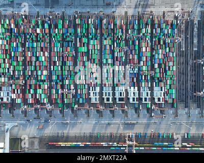 Ein Top-down-Drohnenfoto zeigt die komplizierten Details des Containerterminals Rotterdam, einschließlich Schiffen, Kränen und Containern in Bewegung Stockfoto