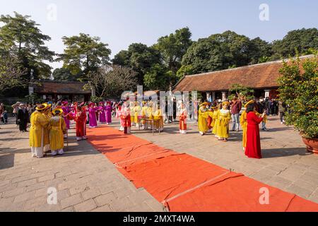 Hanoi, Vietnam, Januar 2023. Die große Zeremonie mit Frauen in traditionellen Kostümen während der Neujahrsfeier des Literaturtempels Stockfoto