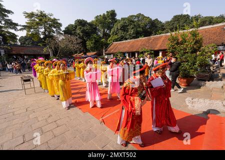 Hanoi, Vietnam, Januar 2023. Die große Zeremonie mit Frauen in traditionellen Kostümen während der Neujahrsfeier des Literaturtempels Stockfoto