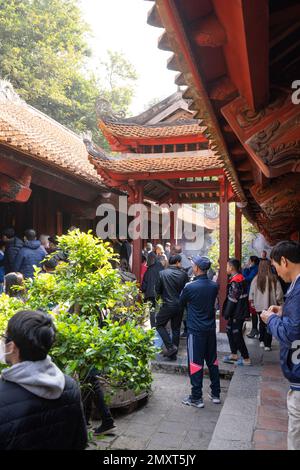 Hanoi, Vietnam, Januar 2023. Die Gläubigen im Gebet im Tempel der Literatur Stockfoto