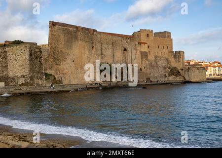 Das Chateau Royal de Collioure, ein riesiges französisches Königsschloss an der Mittelmeerküste Stockfoto