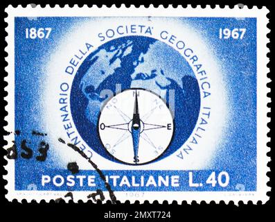 MOSKAU, RUSSLAND - 2. FEBRUAR 2023: Der in Italien gedruckte Poststempel zeigt den Strafzettel der Italienischen Geografischen Gesellschaft, ca. 1967 Stockfoto