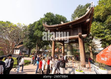 Hanoi, Vietnam, Januar 2023. Besucher im großen Park mit den historischen Gebäuden im Literaturtempel Stockfoto