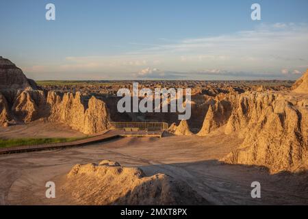 Die zerklüftete Landschaft des Badlands-Nationalparks in South Dakota wird an einem Sommernachmittag mit Cumuluswolken fotografiert. Stockfoto