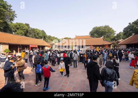 Hanoi, Vietnam, Januar 2023. Besucher im großen Park mit den historischen Gebäuden im Literaturtempel Stockfoto