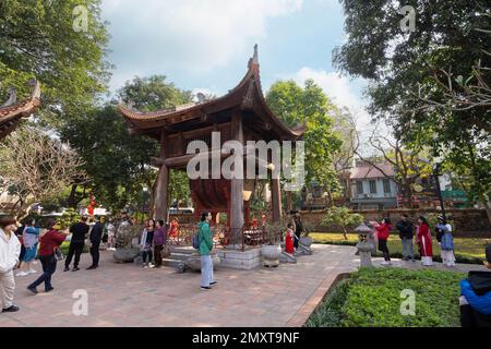 Hanoi, Vietnam, Januar 2023. Besucher im großen Park mit den historischen Gebäuden im Literaturtempel Stockfoto