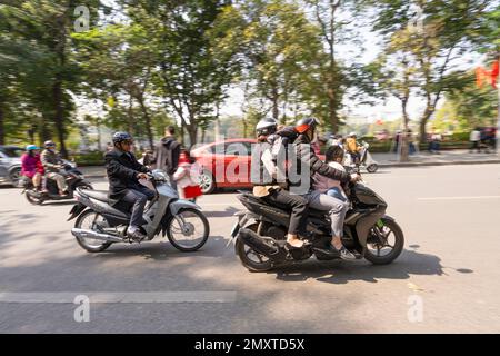 Hanoi, Vietnam, Januar 2023. Der Verkehr von Mopeds auf den Straßen des Stadtzentrums Stockfoto