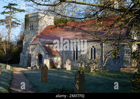 Die Kirche St. Editha im kleinen Dorf Baverstock, nahe Dinton in Wiltshire. Stockfoto