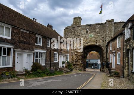 RYE, ENGLAND - 19. APRIL 2022 : The Landgate, befestigter Eingang, East Sussex, England Stockfoto