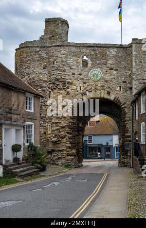 RYE, ENGLAND - 19. APRIL 2022 : The Landgate, befestigter Eingang, East Sussex, England Stockfoto