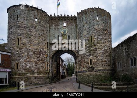 RYE, ENGLAND - 19. APRIL 2022 : The Landgate, befestigter Eingang, East Sussex, England Stockfoto