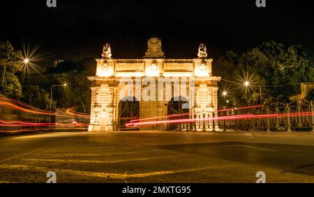 Eine lange Aufnahme von Lichtpfaden bei Nacht in Portes des Bombes in Floriana, Malta Stockfoto