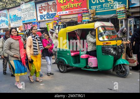 INDIEN. UTTARPRADESH. VARANASI (BENARES). TRANSPORT IM TUK-TUK, MOTORISIERTES DREIRAD Stockfoto