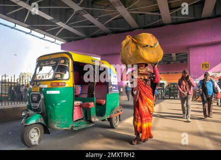 INDIEN. UTTARPRADESH. VARANASI (BENARES). TRANSPORT IM TUK-TUK, MOTORISIERTES DREIRAD Stockfoto