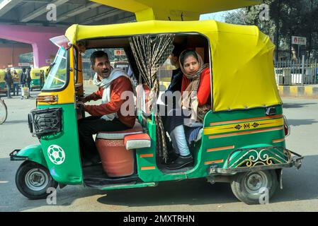 INDIEN. UTTARPRADESH. VARANASI (BENARES). TRANSPORT IM TUK-TUK, MOTORISIERTES DREIRAD Stockfoto