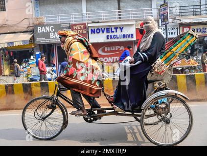 INDIEN. UTTARPRADESH. VARANASI. MUSLIMISCHE FRAUEN AUF EINER RIKSCHA Stockfoto