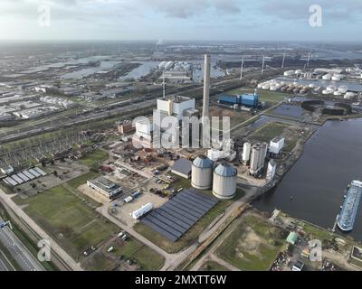 Ein Luftbild der Drohne bietet einen atemberaubenden Blick auf ein altes industrielles Kohlekraftwerk, das seine enorme Größe und imposante Struktur zeigt. Stockfoto