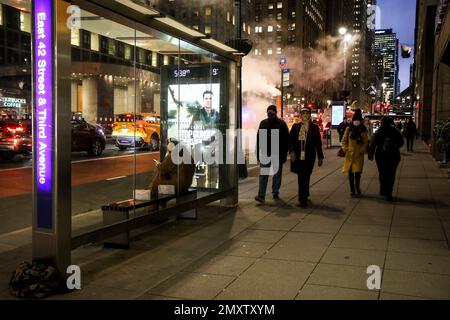 New York, USA. 03. Februar 2023. Tieftemperaturgriff NYC. Die New Yorker versammeln sich, da die Wettervorhersage erwartet, dass bestimmte Teile der Temperatur in NYC über Nacht auf 9 Grad celsius sinken. Am 3. Februar 2023 in New York, New York, während der Hauptverkehrszeit am Abend eine kühle 19F. (Foto: Erica Price/Sipa USA) Guthaben: SIPA USA/Alamy Live News Stockfoto