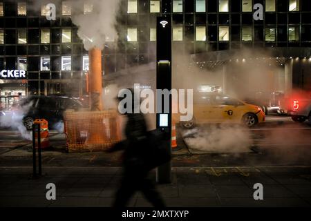 New York, USA. 03. Februar 2023. Tieftemperaturgriff NYC. Die New Yorker versammeln sich, da die Wettervorhersage erwartet, dass bestimmte Teile der Temperatur in NYC über Nacht auf 9 Grad celsius sinken. Am 3. Februar 2023 in New York, New York, während der Hauptverkehrszeit am Abend eine kühle 19F. (Foto: Erica Price/Sipa USA) Guthaben: SIPA USA/Alamy Live News Stockfoto