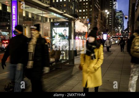 New York, USA. 03. Februar 2023. Tieftemperaturgriff NYC. Die New Yorker versammeln sich, da die Wettervorhersage erwartet, dass bestimmte Teile der Temperatur in NYC über Nacht auf 9 Grad celsius sinken. Am 3. Februar 2023 in New York, New York, während der Hauptverkehrszeit am Abend eine kühle 19F. (Foto: Erica Price/Sipa USA) Guthaben: SIPA USA/Alamy Live News Stockfoto