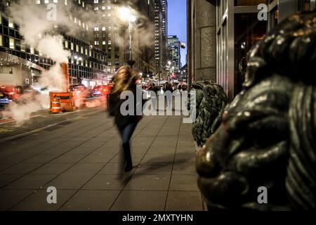 New York, USA. 03. Februar 2023. Tieftemperaturgriff NYC. Die New Yorker versammeln sich, da die Wettervorhersage erwartet, dass bestimmte Teile der Temperatur in NYC über Nacht auf 9 Grad celsius sinken. Am 3. Februar 2023 in New York, New York, während der Hauptverkehrszeit am Abend eine kühle 19F. (Foto: Erica Price/Sipa USA) Guthaben: SIPA USA/Alamy Live News Stockfoto