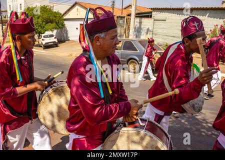 Goiânia, Goias, Brasilien – 11. September 2022: Gruppe von Feiern in rot gekleidet, in Schlange, mit Instrumenten und Tanz. Stockfoto